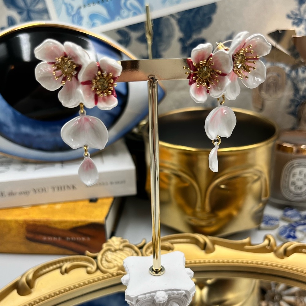 🆕 LES NEREIDES 🧿 NWOT White Cherry Blossom Dangling Earring - Picture 11 of 17